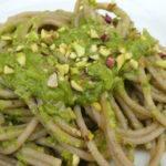 Spaghetti ai piselli e pistacchi - Biolcalenda Settembre 2018