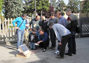 Test di un pannello durante il corso di autocostruzione di pannelli fotovoltaici.