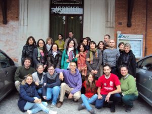 Il gruppo di partecipanti al corso di "Orto-Giardino-Terapico" davanti alla sede dell'Associzione La Biolca.