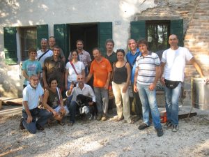 Visita ad un'azienda di allevamento api nell'ambito del corso di apicoltura biodinamica.