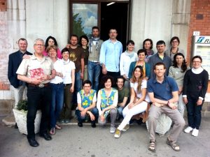 Il gruppo di partecipanti al corso di "Educatore Alimentare" davanti alla sede dell'Associzione La Biolca
