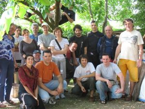 Gruppo dei partecipanti al corso di autocostruzione di un Forno in terra cruda per la cottura di pane e pizze.