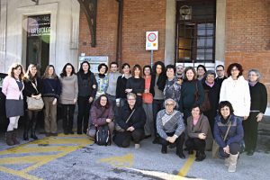 Il gruppo di partecipanti al corso di " Corso Cosmesi Naturale 2013" davanti alla sede dell'Associzione La Biolca