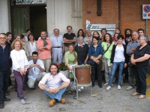 Gli allievi del corso "Orto Giardino Terapico" davanti alla sede Biolca in un momento di pausa del processo di dinamizzazione