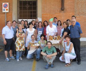 Gruppo dei partecipanti al corso "Fare il pane con amore e pasta madre" Giugno 2012 davanti alla sede dell'associazione.