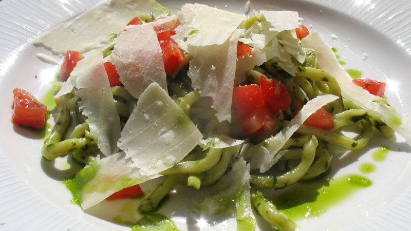 Bigoli al pesto - A cena con ... . Ricette Biolcalenda di 'luglio-agosto 2017 - primi