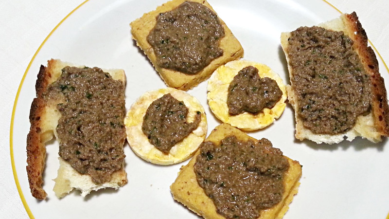 Crostini al seitan - Biolcalenda di aprile 2018