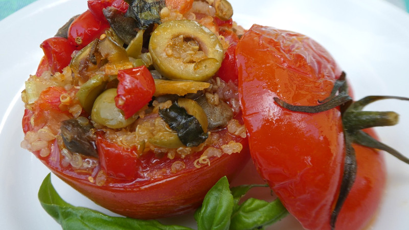 Pomodori ripieni di chinoa - Biolcalenda di Luglio 2018
