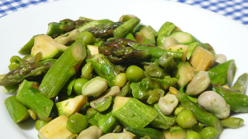 Insalata di verdure verdi tiepide - Biolcalenda di Giugno2019