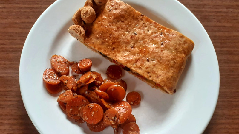 Calzone ripieno di broccoletti, olive e peperoncino - Biolcalenda di dicembre 2022