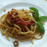 Spaghetti con peperoni e olive - Biolcalenda settembre/ottobre 2023